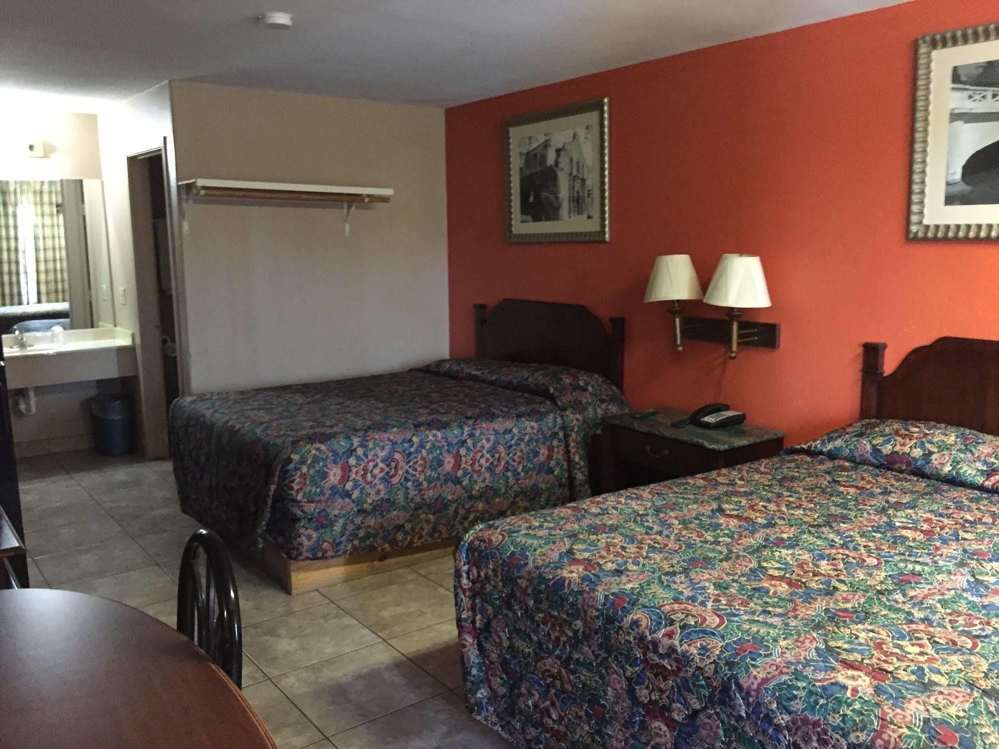 Deluxe Inn Airport Макаллен Экстерьер фото